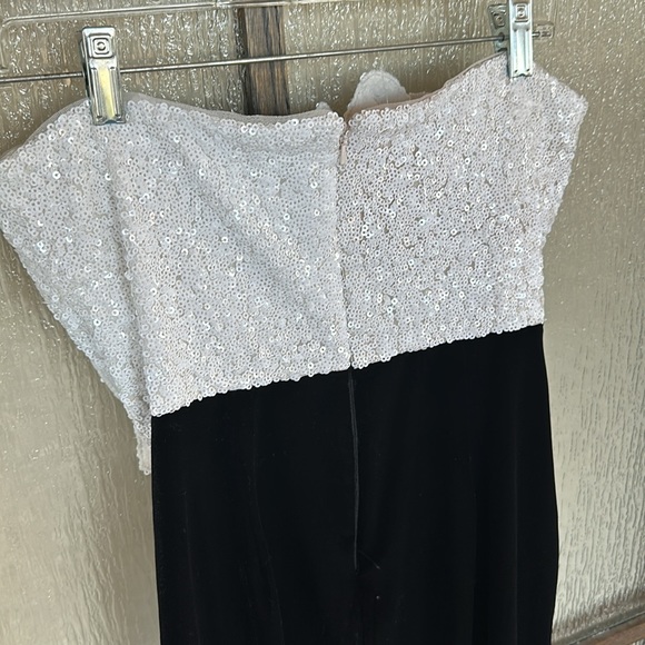 Badgley Mischka
Sequined Rose Velvet Midi Dress size 8 - Picture 14 of 15